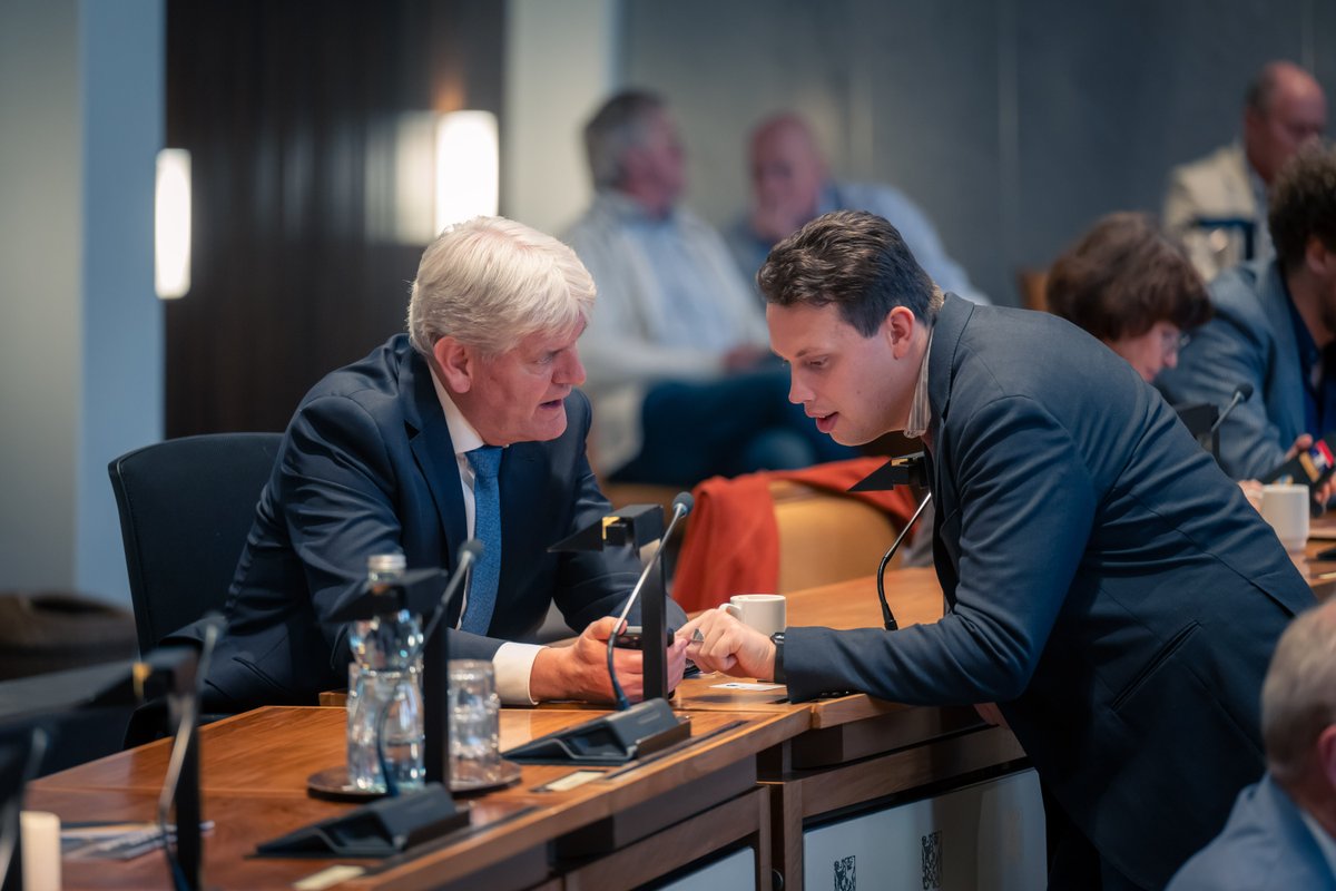 Tijd voor oordeelsvorming. Vandaag gaan Statenleden met elkaar én met de gedeputeerden in debat. Over Sport, Lobby, Energie en Defensie bijvoorbeeld. We beginnen om 09.00 uur en gaan de hele dag door. Bekijk de agenda's en de uitzendingen via 💻 gelderland.nl/Statenlive #PSGld