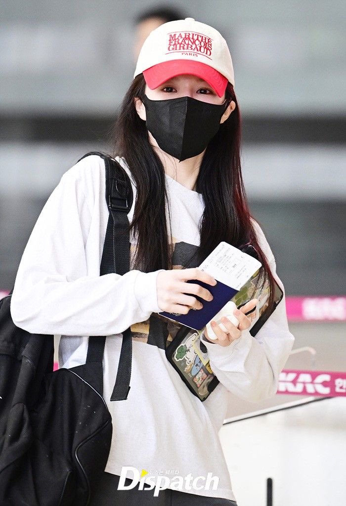 coequettish's tweet photo. ㅤ
ㅤ
🐚 𝐀𝐏𝐇𝐑𝐎𝐃𝐈𝐓𝐇𝐘𝐈𝐀 𝐔𝐏𝐃𝐀𝐓𝐄.

Thyia Blanche’s unique sporty style at the airport today is a total #SPOTLIGHTbyHYGGE moment. She’s definitely turning heads. Enjoy your flight, stunning! ☁️
ㅤ
ㅤ https://t.co/OvhjpdAWxU