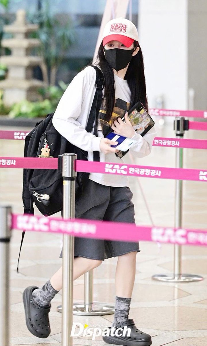 coequettish's tweet photo. ㅤ
ㅤ
🐚 𝐀𝐏𝐇𝐑𝐎𝐃𝐈𝐓𝐇𝐘𝐈𝐀 𝐔𝐏𝐃𝐀𝐓𝐄.

Thyia Blanche’s unique sporty style at the airport today is a total #SPOTLIGHTbyHYGGE moment. She’s definitely turning heads. Enjoy your flight, stunning! ☁️
ㅤ
ㅤ https://t.co/OvhjpdAWxU