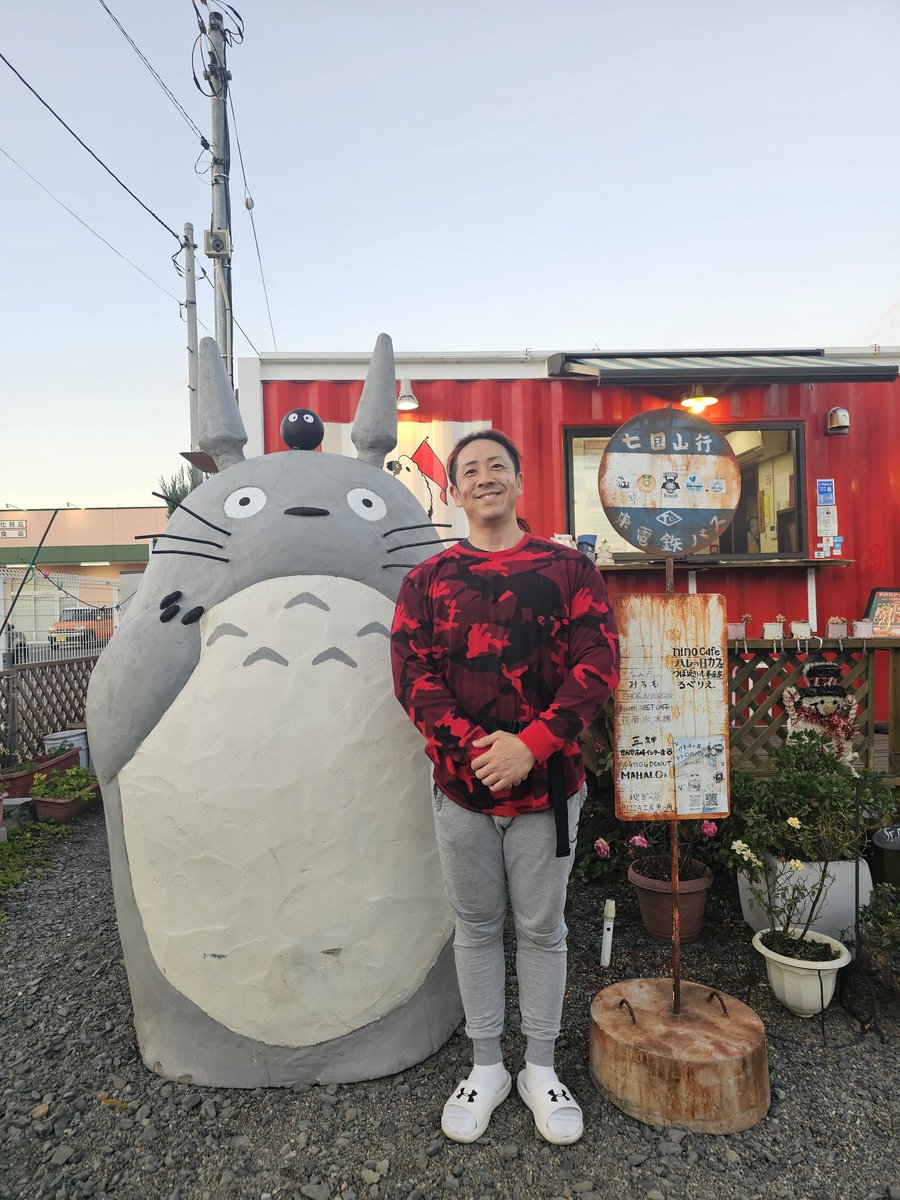 Shinya1499's tweet photo. 地元、おうら町で幼なじみの友達がやってる揚げピザ屋さん、『るべりえ』にトトロとバス停が来���した！トトロは2週間限定らしいですが、群馬に遊びに来たときには是非立ち寄ってみてください🌽 https://t.co/prFgHSNFis
