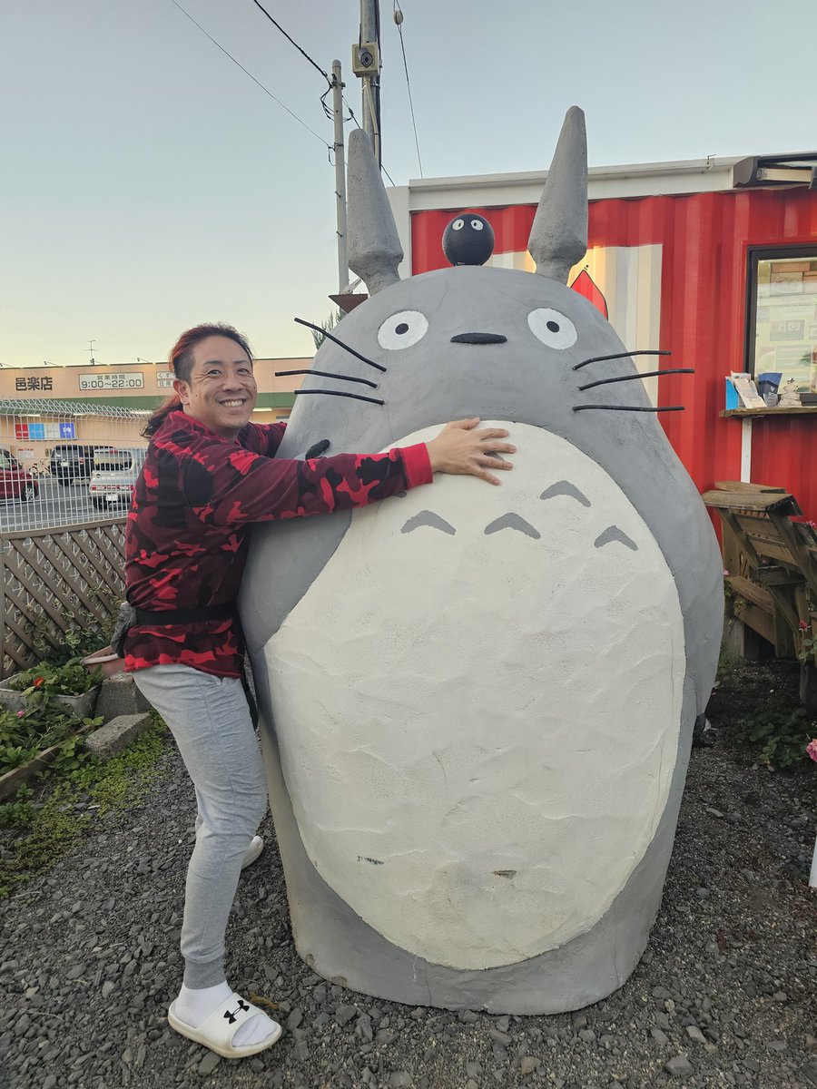 Shinya1499's tweet photo. 地元、おうら町で幼なじみの友達がやってる揚げピザ屋さん、『るべりえ』にトトロとバス停が来���した！トトロは2週間限定らしいですが、群馬に遊びに来たときには是非立ち寄ってみてください🌽 https://t.co/prFgHSNFis