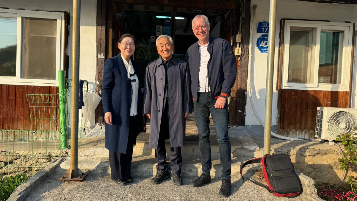 In diesen kritischen Stunden sind die Gedanken mit unseren Demokratie-Kooperationspartner in der koreanischen Zivilgesellschaft, Wissenschaft, Medien, Politik und Verwaltung in #korea Ihr habt unsere volle Unterstützung gegen #martiallawsouthkorea <a href="/SwissAmbSeoul/">Embassy of Switzerland in 🇰🇷 (Archived)</a> <a href="/Summit4Dem/">Summit For Democracy</a>