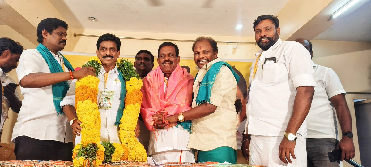 03-12-2024 அன்று.

அகில இந்திய ஃபார்வர்ட் பிளாக் கட்சியின் AIAKS 10-வது விவசாய மாநில மாநாடு உசிலம்பட்டியில் நடைபெற்றது.

பொதுச்செயலாளர் Dr.<a href="/PVKofficial/">PV Kathiravan</a> Ex.MLA., முன்னிலை வகித்தார்.

#AIFB #AIAKS #Forward_Bloc #JaiHind 💛❤

<a href="/aifbcentral/">All India Forward Bloc Central Committee</a> @AIFB_IT_WING <a href="/GDevarajanaifb/">G. Devarajan</a> <a href="/AmitAifb/">Amit Singh🦁</a>