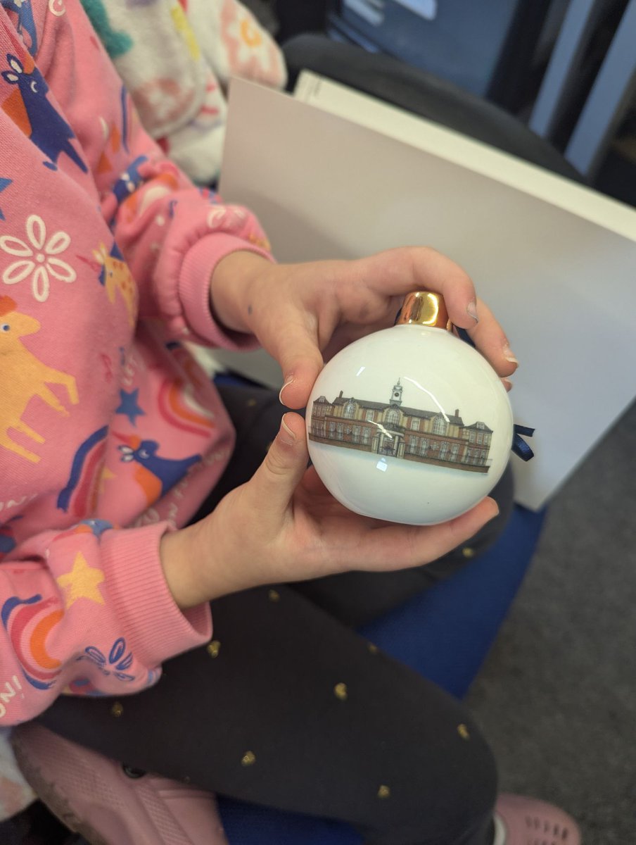 susanrosechina's tweet photo. I had a little bit of help this week from a little poorly person to help with the Christmas orders who perked up after chocolate buttons were administered #littlehands #helpers #Christmas #gifts https://t.co/kcYUwOnbEj https://t.co/esifsVDW1S