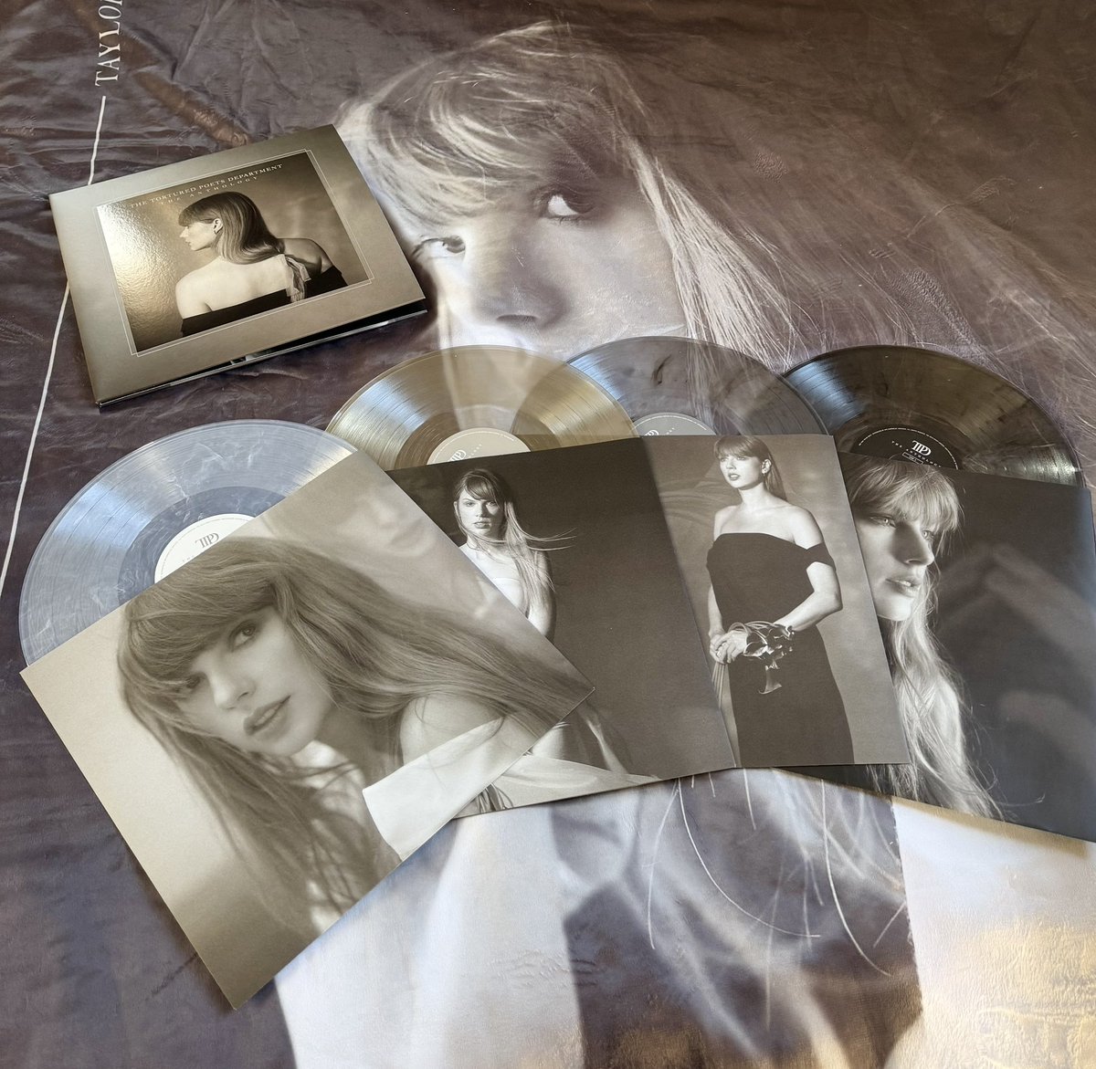 abby__swiftie's tweet photo. 本日Blanketとanthologyやっと受け取れた😭✨️
TTPD Blanket でかい!!!嬉しいー!!
ワイドダブルのベッドにピッタリ位な大きさでした🤍🩶
そしてanthology4種類のviny美しい✨️
#TTPDTheAnthology #TSTTPDHolidayEssentials
@taylornation13 @taylorswift13 @TSwiftNewsJP https://t.co/dkNXUN8Baj