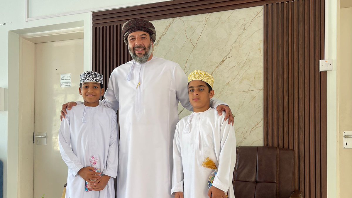 EduGovDhr7215's tweet photo. تحفيزا وتشجيعا لأبنائه الطلبة ؛ مدير مدرسة حذيفة بن اليمان للتعليم الأساسي الأستاذ سيف الكلباني يكرّم الطلبة النشطين المتفاعلين أثناء زيارته للحصص الدراسية (مادة الدراسات الإجتماعية)
@dhr_moe https://t.co/iVxDR4Y0xm