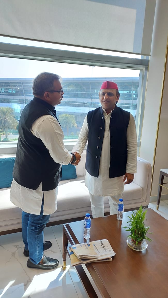 आज नई दिल्ली हवाई अड्डे पर समाजवादी पार्टी के प्रमुख व माननीय सांसद श्री अखिलेश यादव जी के औपचारिक मुलाकात हुई।

<a href="/yadavakhilesh/">Akhilesh Yadav</a> <a href="/samajwadiparty/">Samajwadi Party</a>