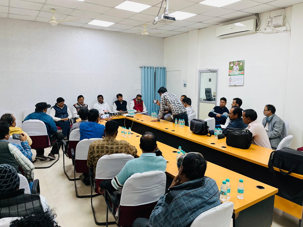 mppkvvclCEJR's tweet photo. दिनांक 03.12.2024 को मुख्य अभियंता (जक्षे) कार्यालय के सभागार में स्मार्ट मीटर की स्थापना के संबंध में प्रेेस वार्ता आयोजित की गयी मुख्य अभियंता (जक्षे) द्वारा बताया गया कि प्रीपेड मीटर उपभोक्ताओं के हित में है। इस संबंध में  लाभों से अवगत कराया गया https://t.co/gAzSpEdBI7