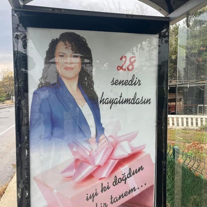 onedio's tweet photo. Çanakkale'de bir vatandaş, eşinin doğum gününü otobüs duraklarında ilan vererek kutladı. https://t.co/rnfcHERgBA