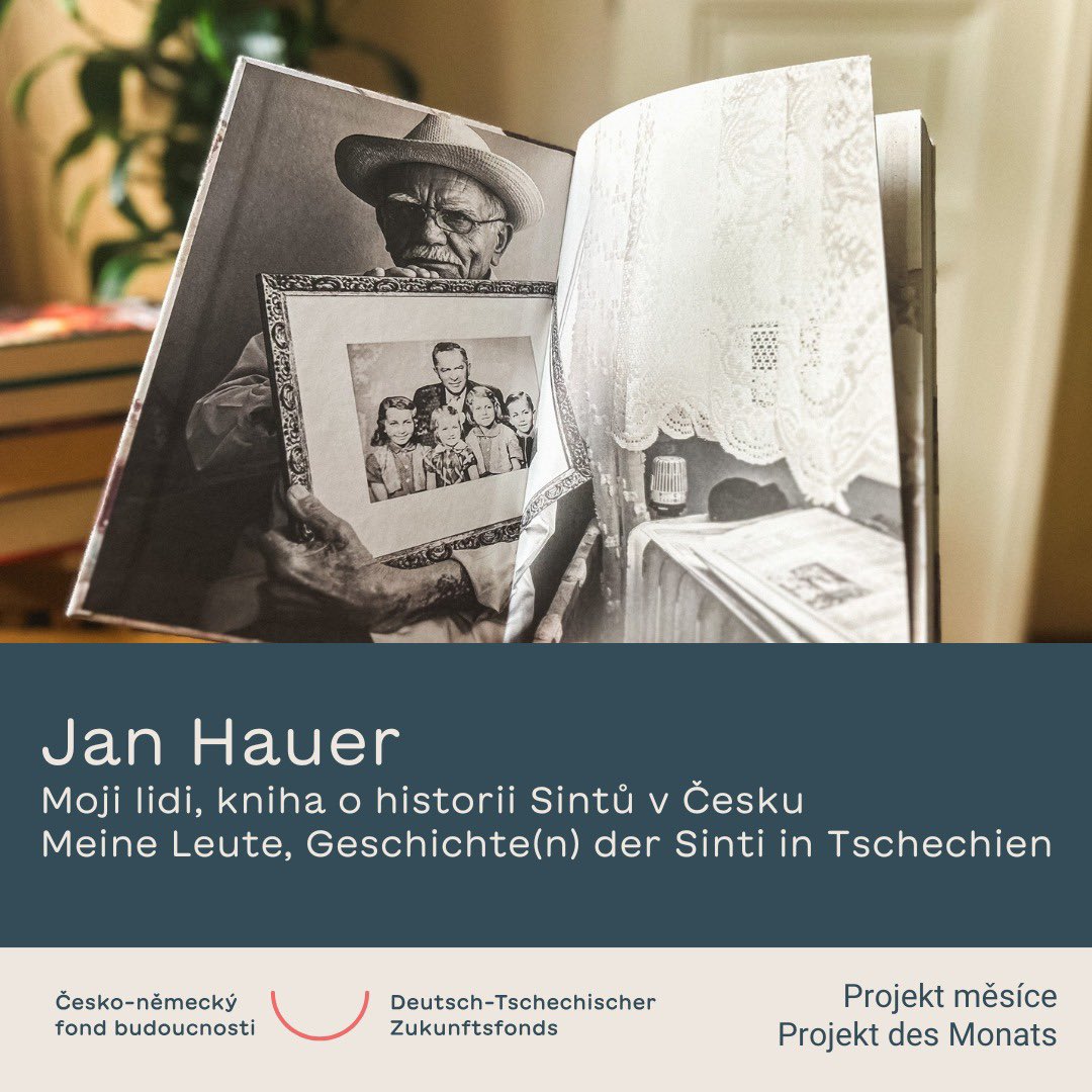 Projekt des Monats: Jan Hauer (1947–2022) enthüllt die Wurzeln seiner Familie ab dem 18. Jahrhundert. Während des Krieges wurden die meisten Sinti zusammen mit den Roma in Konzentrationslager deportiert, wo sie den Krieg nicht überlebten. zukunftsfonds.cz/jan-hauer-mein…