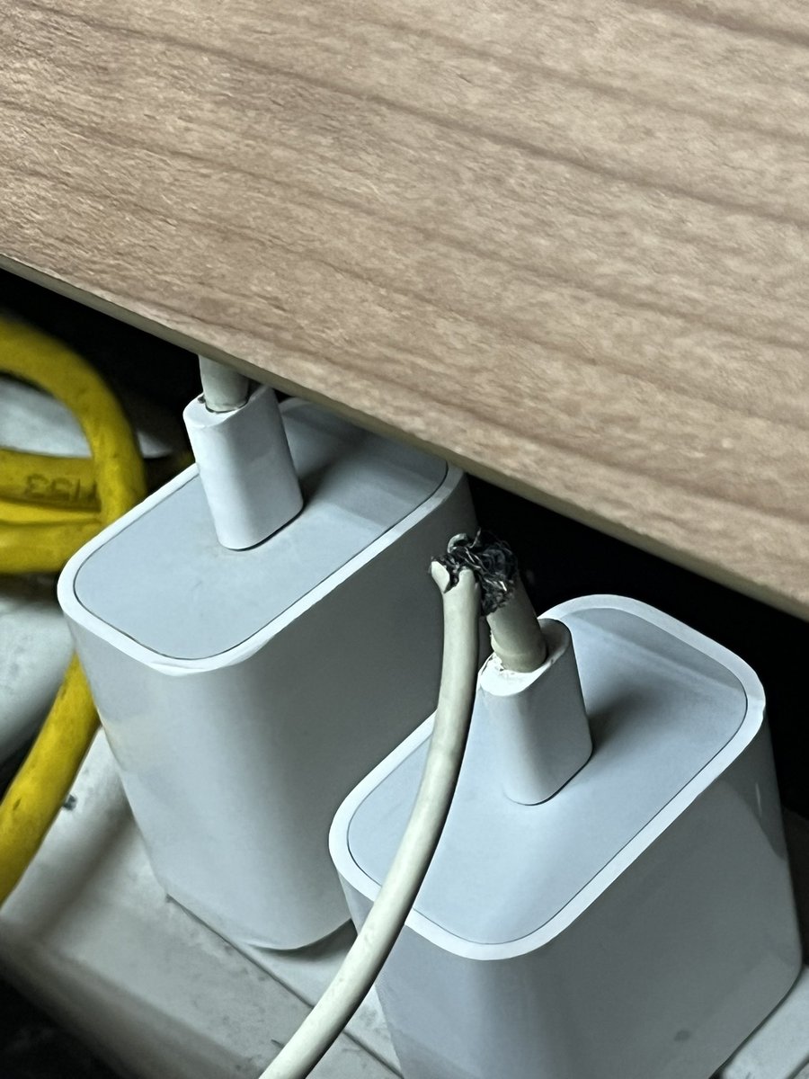featchalin's tweet photo. HEHWIQHSJAHHAA NAKITA NG KAKLASE KO CHARGER KO TAS SABI NIYA "may pang vip sa seventeen tas wala pambili charger" HAHWIWHJAHAHA ANO BA KASI!! GUMAGANA PA EH https://t.co/uIzbwlWKeg