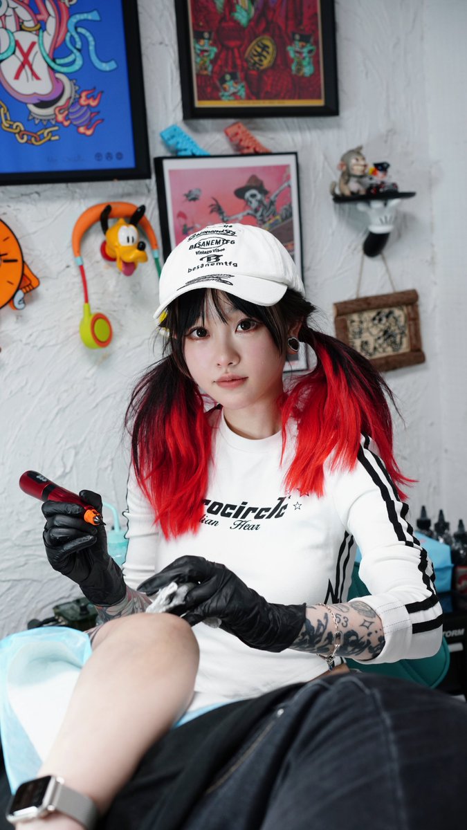 BRONC V12 wireless pen  
That people who use BRONC Pen are either handsome men or beautiful women!
#wirelesstattoomachine #wirelesstattoopen #tattoopenwireless #professionaltattoomachines #tattoomachineskit #BRONCwirelesspen #CartridgesNeedle #TattooCartridgesNeedle