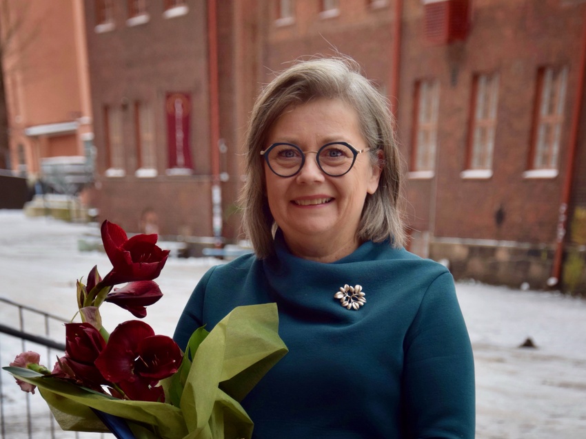 Suomen kääntäjien ja tulkkien liitto myönsi vuoden 2024 Uljas Attila -palkinnon FT Gun-Viol Vikille. Onnea! <a href="/SKTLtwiittaa/">SKTL</a> rahoittaa 1 000 euron rahapalkinnon sille maksamillamme tekijänoikeuskorvauksilla. 🙌 #luovantyönasialla #kopiosto

📸: SKTL