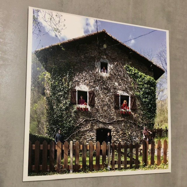 Urgente: hay nuevo elepé de los navarros JUÁREZ

Intenso. Ensimismado. Psicodélico. Oscuro, pero con resquicios de luz. Y con un tema central de 17 minutos que es una voladura de cabeza. 

Compartamos caserío con este "ciclo del sol". En #UnDiscoAlDía🌞❤️

undiscoaldia.com/juarez-el-cicl…