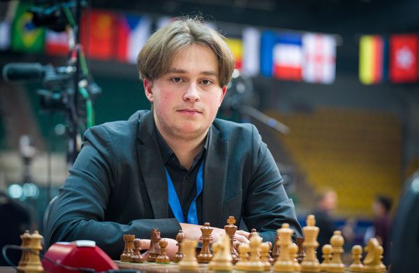 Neue FIDE-Weltrangliste mit Vincent Keymer in den Top 20 und großem Kletterer Frederik Svane
Vincent Keymer ist mit 2733 Elopunkten zwei Plätze nach oben geklettert und die neue Nummer 20 der Welt. Zweitbester Deutscher ist Frederik Svane auf Rang 58.