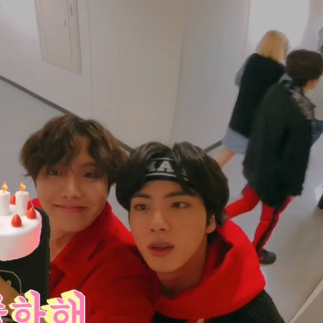 petterjoon's tweet photo. พี่โฮปมาลงรูปวันเกิดพี่จินแล้ว รูปสมัยปี 2018🥺🥺🥺🥺🥺🥺🥺🥺🥺🥺 ว่าแต่คน���รงมุมขวานั่นพี่ยุนกิรึป่าวนะ 😭😭😭😭😭😭😭😭😭😭😭😭😭😭😭😭😭😭😭 https://t.co/JaOsj5hVw2