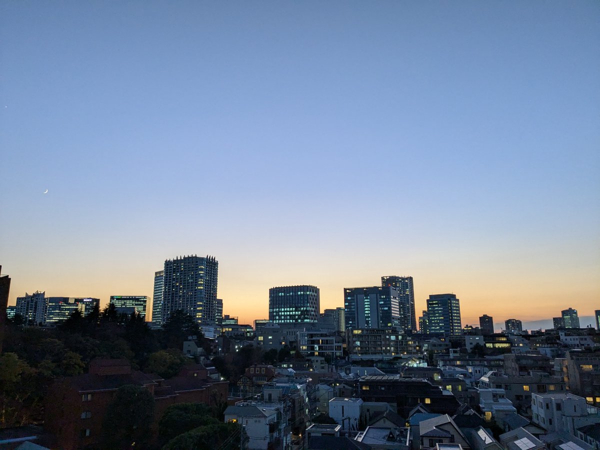 The sun is setting, I'm getting sleepy (though it's only like 5 pm and I still have so much work left).

Just one more day and I can sleep hard this weekend🤡

#phew #thursdayvibes #notyetfriday #weekendwhen #sophiacom #sophiacommunications #intern #internship #sleepy #sunset