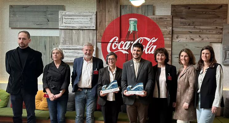 icmm_csic's tweet photo. 👏Puerto Morales y Álvaro Gallo (@MaMBIOGroup)  ganan el premio #MaresCirculares, de @Chelonia_ong
y @CocaColaEP,  con su proyecto de nanopartículas magnéticas para catálisis medioambiental https://t.co/tABLtrKlrV https://t.co/XP3aaYEMWC