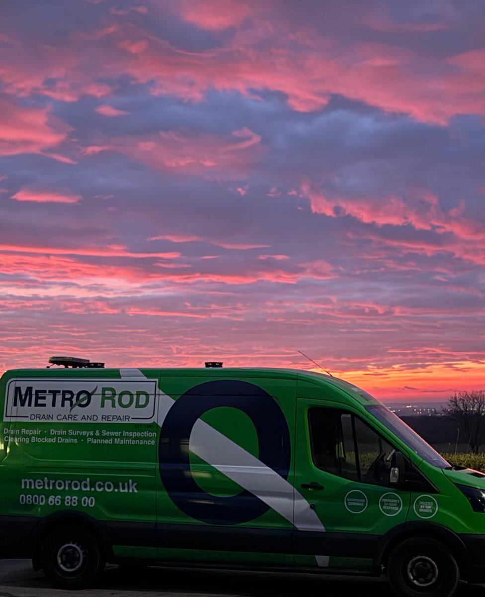 metrorodlancs's tweet photo. What a view! 🌆 

Look how amazing our van looks in front of this sunset !

#metrorod #sunset #van #view https://t.co/Jwq0h6yWRq