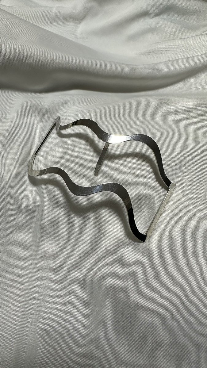 osm__1007's tweet photo. 【至急！】
先日写真のヘアーフック？ポニーフック？とりあえず髪留めを購入したんですが、どの髪型の時に使うやつなんでしょう…😭
ハーフアップかな…
可愛いーと思って購入、帰ってから「どうやって使うんだ…？」となってしまいました。
ご存知の方いらっしゃったら教えてください😭
#illusie300 https://t.co/HZS8KOXZ9Z