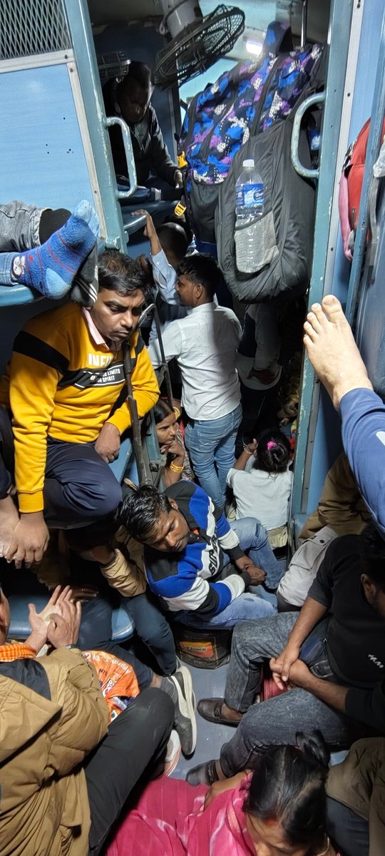 deepakvaishya68's tweet photo. @RailwaySeva @drmncrald @AshwiniVaishnaw @drmncrald @IRCTCofficial @RailMinIndia @RailwaySeva @myogiadityanath @narendramodi @nitin_gadkari @Dev_Fadnavis @RailMinIndia
Dear Indian railway any update 
My query tapti ganga train no.19046
Railmadad in not any response https://t.co/smyejaPMRG