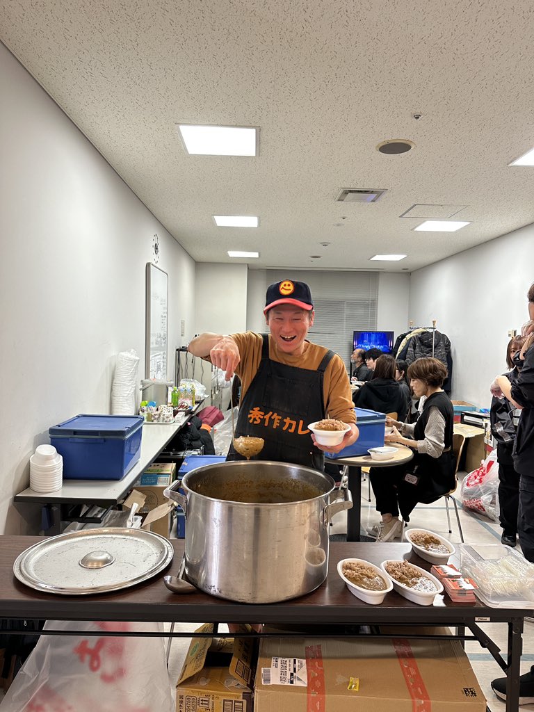 shusakucurry's tweet photo. 仙台スクールオブミュージック＆ダンス専門学校の学生さんが明日・明後日にミュージカルを開催！
本日はそのリハーサルにおじゃましてます！ケータリングに秀作カレーを差し入れ(っ'-')╮=͟͟͞͞🍛
今日は頑張って200食作ってきたぞぉ！！

明日からの本番も頑張ってねー！！ https://t.co/2WDll5P9aS