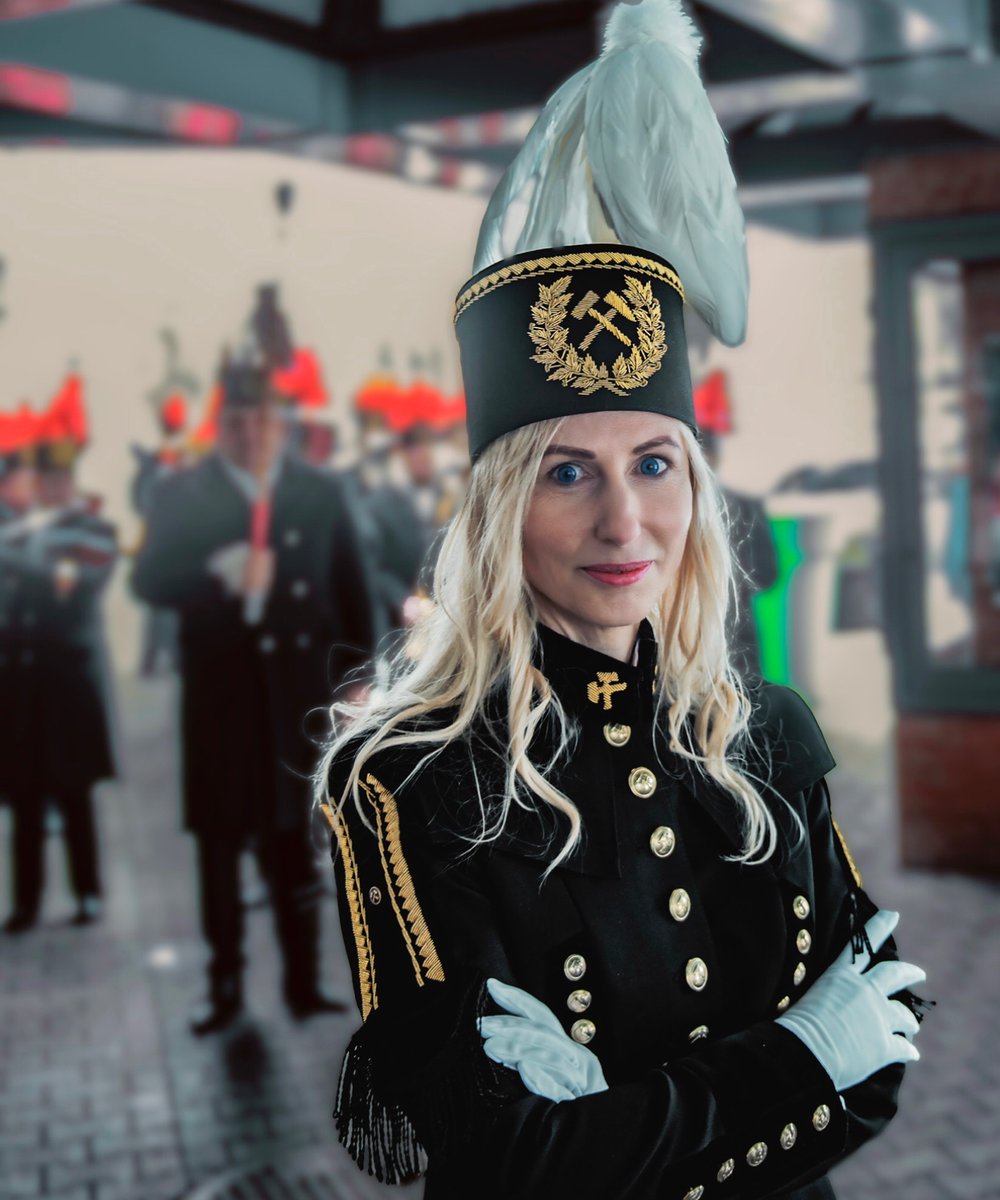 Z okazji Barbórki, składam wszystkim Koleżankom i Kolegom z Braci Górniczej życzenia wszelkiej pomyślności i satysfakcji z wykonywania pracy oraz nieustannego wstawiennictwa Św. Barbary. 
Tyle samo wyjazdów, ile zjazdów. 
Szczęść Boże!