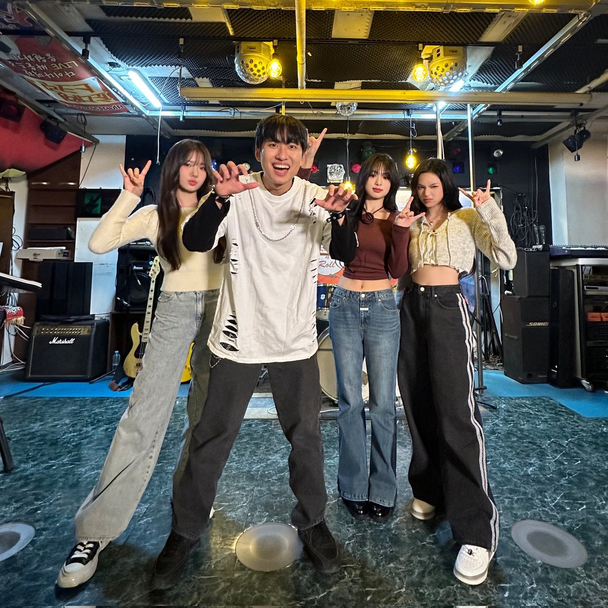 MobidicTV's tweet image. YG 처돌이 앞에 나타난 베이비몬스터
충격 실화 ❤️비주얼 맛집 괴물 실존❤️

1. 베몬의 TMI 하루
2. 아현이 들려준 녹음본의 정체
3. 선택받은 자 로라의 오디션 썰
4. 막내온탑 치키타의 반란(?)

☛ 내일 오후 5시 30분 공개

#미미미누 #인기인가요 #베이비몬스터 #BABYMONSTER @YGBABYMONSTER_