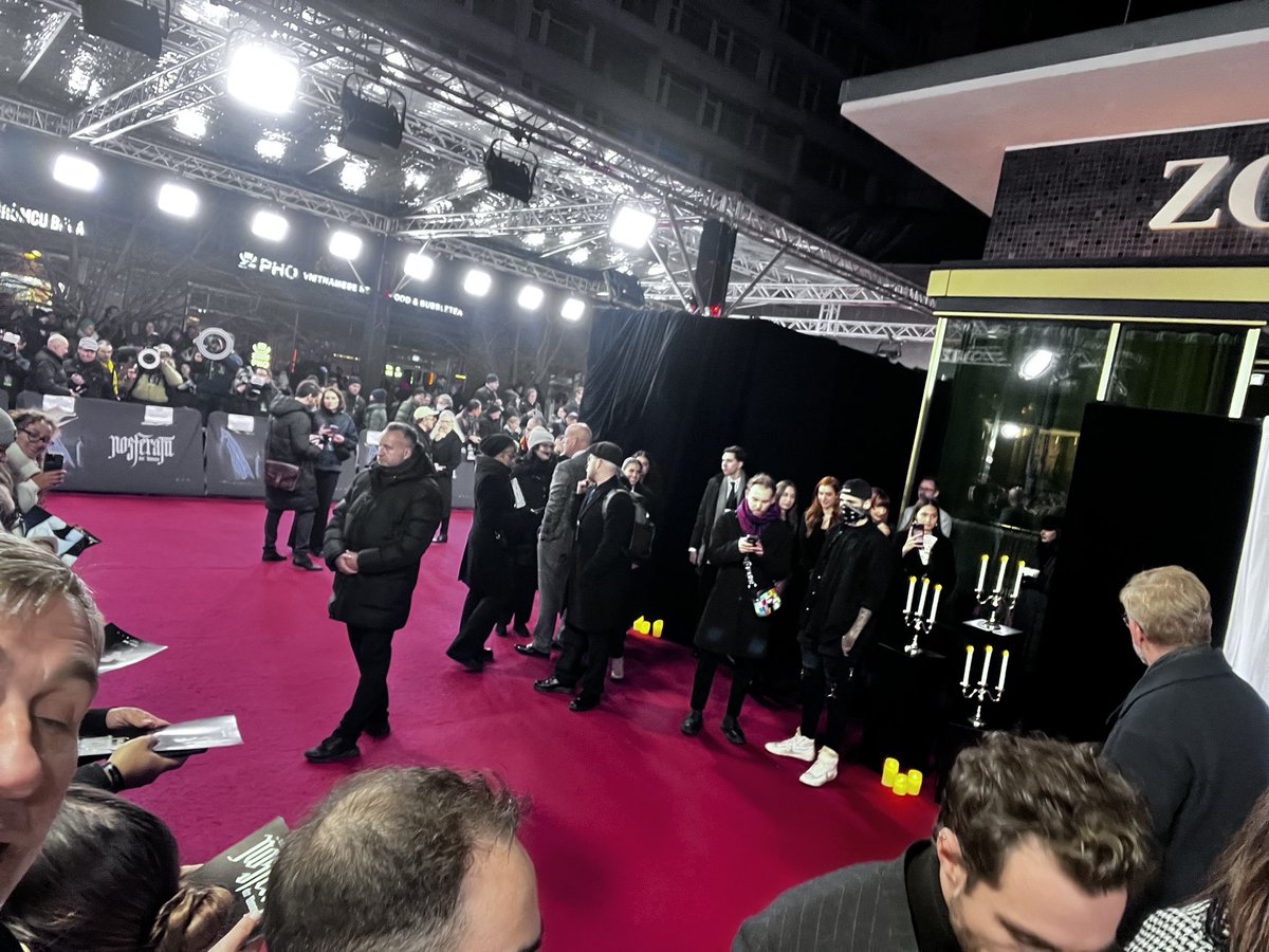 Cineforce's tweet photo. Berlin Weltpremiere: 7/10 for Nosferatu- Der Untote (2024).
Herzensprojekt für Robert Eggers, der mit 9 Jahren Murnaus Original sah und der den gesamten Cast mitbrachte, außer Lily-Rose Depp, welche sich die Seele aus dem Leib spielt. Ensemble, Regie, Kamera und Score stark. https://t.co/TIYeQ4loAr