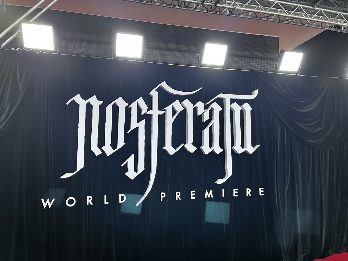 Cineforce's tweet photo. Berlin Weltpremiere: 7/10 for Nosferatu- Der Untote (2024).
Herzensprojekt für Robert Eggers, der mit 9 Jahren Murnaus Original sah und der den gesamten Cast mitbrachte, außer Lily-Rose Depp, welche sich die Seele aus dem Leib spielt. Ensemble, Regie, Kamera und Score stark. https://t.co/TIYeQ4loAr