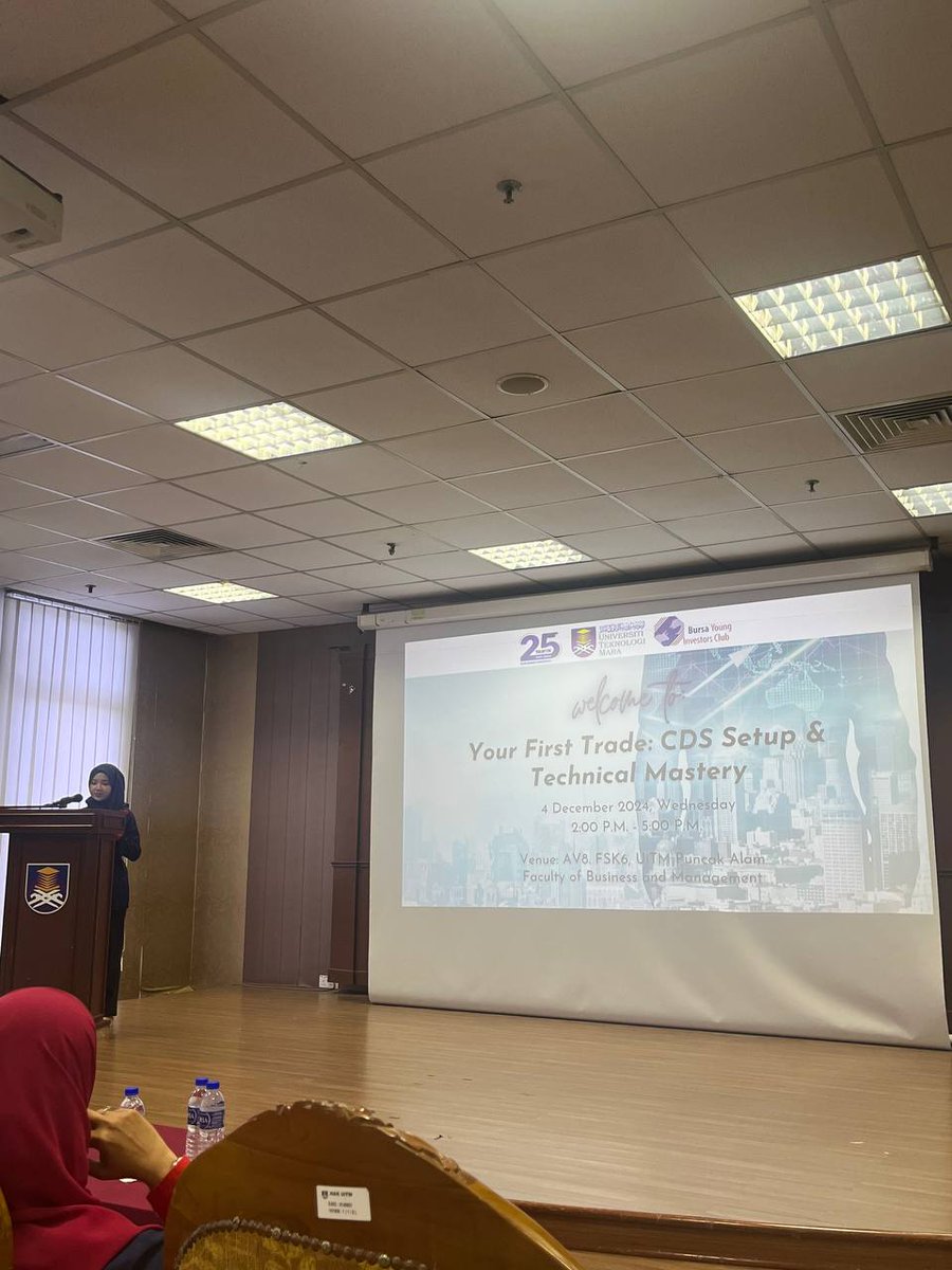 FinLearnMY's tweet photo. #YourFirstTrade @ UITM Puncak Alam tengah LIVE! 

Dah kali ke-2 kita datang UiTM Puncak Alam tahun ni, tapi vibes kali ni memang luar biasa!

Warga UiTM Puncak Alam, part mana paling padu harini? Cer komen!

RT kalau korang nak sesi macam ni lagi! https://t.co/eILPqN1qQL