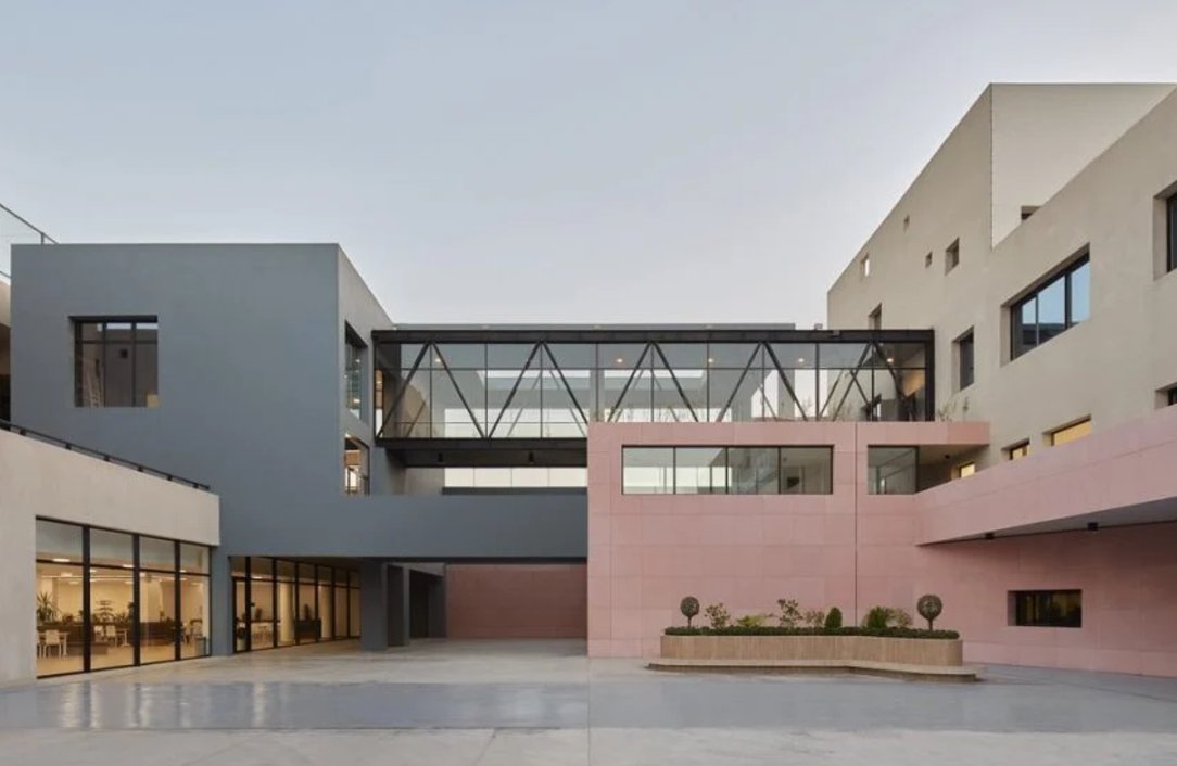 Imaraqa's tweet photo. رئيس الوزراء محمد شياع السوداني يفتتح 790 مدرسة ضمن الاتفاقية الصينية-العراقية ويطلق مشروع "إيدوبا" لبناء 600 مدرسة إضافية. 🏫 العراق يعالج نقصًا يتجاوز 8,000 مدرسة نحو مستقبل تعليمي مشرق! 🌟 #العراق  https://t.co/69iQt5mm9g https://t.co/JnggJ323iJ