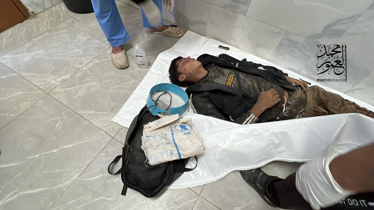 *شهداء البحث عن الطعام..* أحد الشهداء الذين وصلوا إلى المشفى الاوروبي من رفح يحمل حقيبة بها كيس فارغ ومنخل لجمع الطحين 💔 
#Gaza