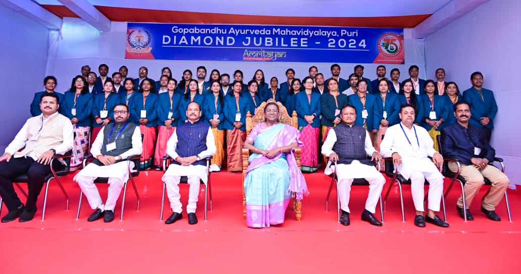 MohanMOdisha's tweet photo. ପୁରୀ ଗୋପବନ୍ଧୁ ଆୟୁର୍ବେଦ ମହାବିଦ୍ୟାଳୟର ୭୫ତମ ପ୍ରତିଷ୍ଠା ଦିବସ ସମାରୋହରେ ଦେଶର ମହାମହିମ ରାଷ୍ଟ୍ରପତି (@rashtrapatibhvn) ଶ୍ରୀମତୀ ଦ୍ରୌପଦୀ ମୁର୍ମୁ, ମାନ୍ୟବର ରାଜ୍ଯପାଳ ଶ୍ରୀ @dasraghubar, ମାନ୍ୟବର କେନ୍ଦ୍ରମନ୍ତ୍ରୀ @mpprataprao ଙ୍କ ସହ ଯୋଗଦେଲି। ଏହି ଅବସରରେ ମହାବିଦ୍ୟାଳୟର ଅଧ୍ୟାପକ, ଛାତ୍ରଛାତ୍ରୀ ଏବଂ ସମସ୍ତଙ୍କୁ ମୋର ଆନ୍ତରିକ ଶୁଭେଚ୍ଛା ଓ ଅଭିନନ୍ଦନ ଜଣାଉଛି। 

ମହାପ୍ରଭୁଙ୍କ ପବିତ୍ର ମାଟିରେ ୧୯୪୯ ମସିହାରେ ଏକ ଆୟୁର୍ବେଦିକ ବିଦ୍ୟାପୀଠ ଭାବେ ଏହି ଅନୁଷ୍ଠାନ ଗଢିଉଠିଥିଲା, ଯାହାକି ଆଜି ଏକ ଆଦର୍ଶ ମହାବିଦ୍ୟାଳୟ ଭାବେ ଦେଶରେ ସୁନାମ ହାସଲ କରିଛି। ଆୟୁର୍ବେଦରେ ଉଚ୍ଚଶିକ୍ଷା ପାଇଁ ଏହା ଏକ ଆକର୍ଷଣର କେନ୍ଦ୍ର ପାଲଟିଛି। 

ଆୟୁର୍ବେଦକୁ ଲୋକାଭିମୁଖୀ କରିବା ପାଇଁ ୦୯ ନଭେମ୍ବର ୨୦୧୪ ଦିନ ଯଶସ୍ଵୀ ପ୍ରଧାନମନ୍ତ୍ରୀ ଶ୍ରୀ ନରେନ୍ଦ୍ର ମୋଦୀ ସ୍ଵତନ୍ତ୍ର ଭାବେ ଆୟୁଷ ମନ୍ତ୍ରଣାଳୟ ଗଠନ କରିବା ସହ ଭାରତୀୟ ଚିକିତ୍ସା ପରମ୍ପରାକୁ ଏକ ନୂଆ ଦିଶା ଦେଇଛନ୍ତି। ଏହାକୁ ଲୋକାଭିମୁଖୀ କରିବା ପାଇଁ କେନ୍ଦ୍ର ସରକାର ୨୦୧୬ ମସିହାରୁ ଦେବ-ବୈଦ୍ୟ ଭଗବାନ ଧନ୍ୱନ୍ତରୀଙ୍କ ଜୟନ୍ତୀ ବା ଧନ୍ ତେରସ ଦିନଟିକୁ 'ବିଶ୍ୱ ଆୟୁର୍ବେଦ ଦିବସ' ରୂପେ ପାଳନ କରିବା ପାଇଁ ନିଷ୍ପତ୍ତି ନେଇଛନ୍ତି ।

ରାଜ୍ଯରେ ବର୍ତ୍ତମାନ ୩ଟି ସରକାରୀ ଆୟୁର୍ବେଦ କଲେଜ ଓ ଗୋଟିଏ ବେସରକାରୀ ଆୟୁର୍ବେଦ କଲେଜ କାର୍ଯ୍ୟରତ ଅଛି। ରାଜ୍ୟରେ ୫୨୦ଟି ଆୟୁର୍ବେଦ ଚିକିତ୍ସାଳୟ ଓ ୫ଟି ଆୟୁର୍ବେଦ ହସ୍‌ପିଟାଲ ମାନଙ୍କରେ ଆୟୁର୍ବେଦ ଚିକିତ୍ସା ସେବା ଯୋଗାଇ ଦିଆଯାଉଛି। ଏଥିସହିତ ଆୟୁର୍ବେଦ ଚିକିତ୍ସାଳୟ ମାନଙ୍କର କାର୍ଯ୍ୟଦକ୍ଷତା ବୃଦ୍ଧି, ଭିତ୍ତିଭୂମିର ବିକାଶ କରିବା ପାଇଁ ବ୍ୟାପକ ପଦକ୍ଷେପ ନିଆଯାଉଛି।

ଲୋକଙ୍କ ସରକାର ଗୋପବନ୍ଧୁ ଆୟୁର୍ବେଦ ମହାବିଦ୍ୟାଳୟ ଭଳି ଓଡ଼ିଶାର ଏକ ଐତିହ୍ୟ ସମ୍ପନ୍ନ ମହାବିଦ୍ୟାଳୟର ସର୍ବାଙ୍ଗୀନ ଉନ୍ନତି କରିବା ସହିତ ଏହାକୁ ଏକ ଉତ୍କର୍ଷ ପ୍ରତିଷ୍ଠାନରେ ପରିଣତ କରିବା ପାଇଁ ପ୍ରତିଶ୍ରୁତିବଦ୍ଧ।