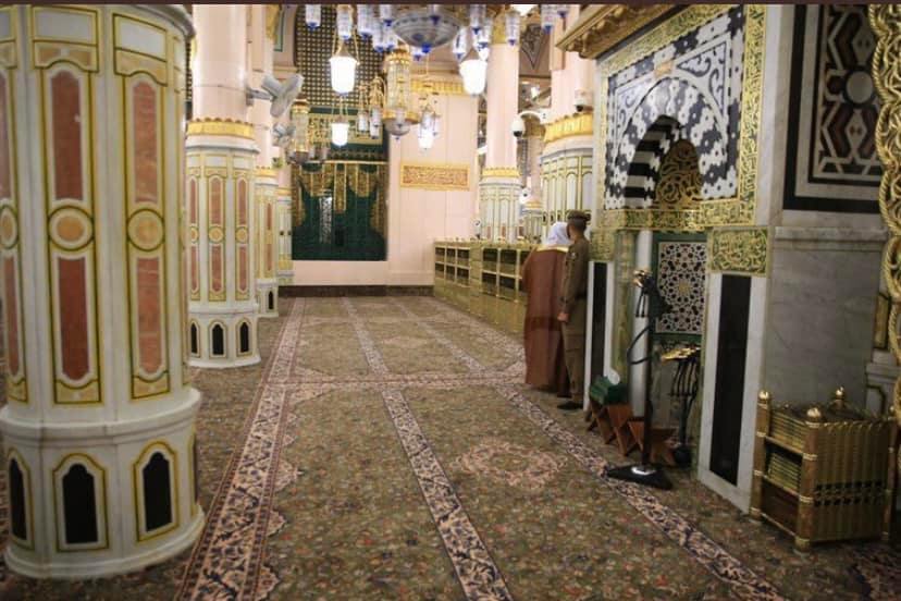 حتي و إن دنستَ خلواتك بما لايرضيه
فلا تنسي أن تخلو به قليلاً ، لتسترضيه
وزاحم السيئة بالحسنة ،  لتمحو مافات
فإن الحسنات يذهبن ، السيئات