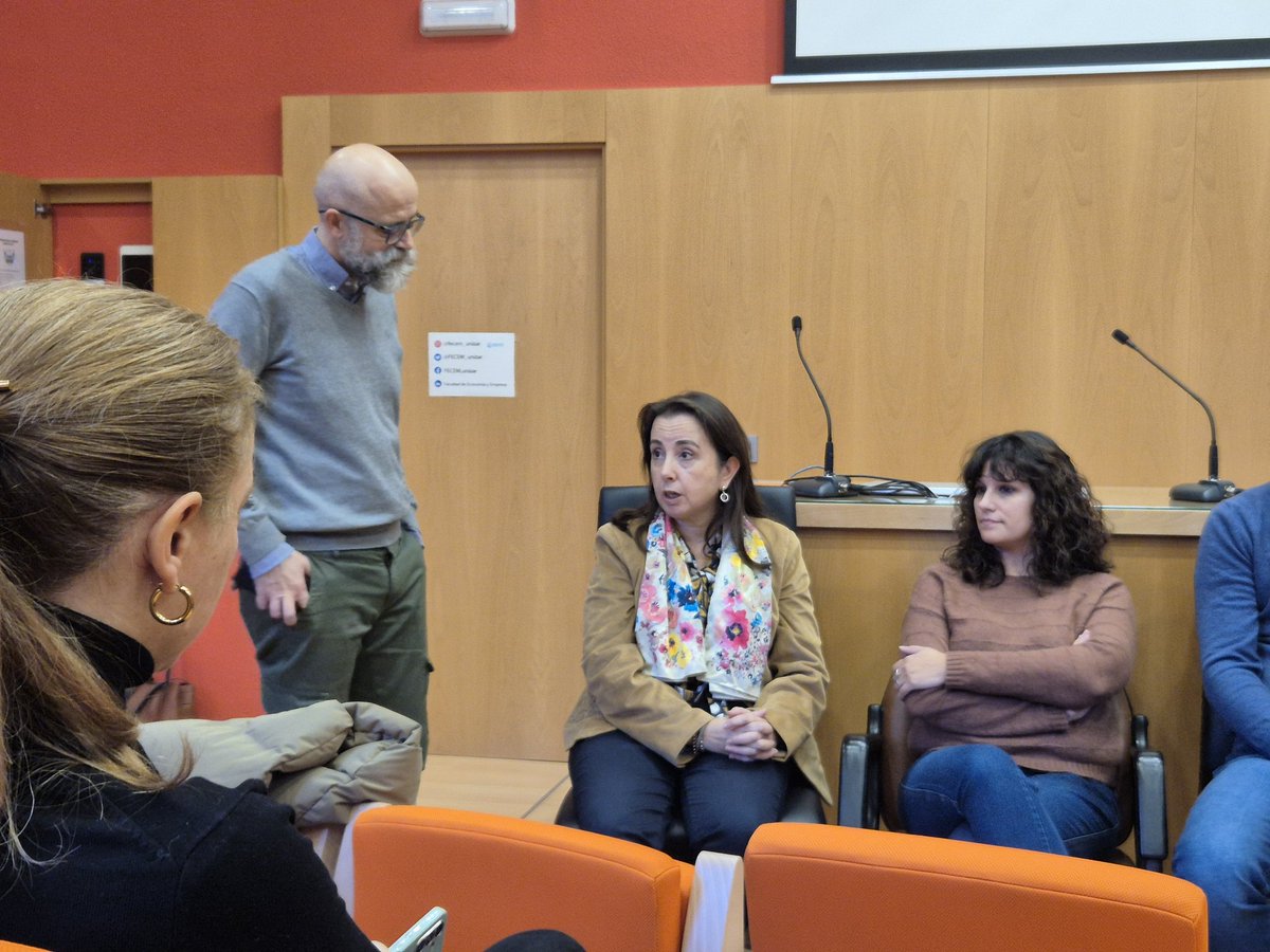 FundacionDfa's tweet photo. Participamos en las experiencias empresariales de contratación de personas con discapacidad en la Facultad de Economía y Empresa de la @unizar junto a @ouad_unizar @PlenaAragon @Fundacion_ONCE @aragusta2018 @juanroyoabenia 😊 https://t.co/XoPU6z3r0L