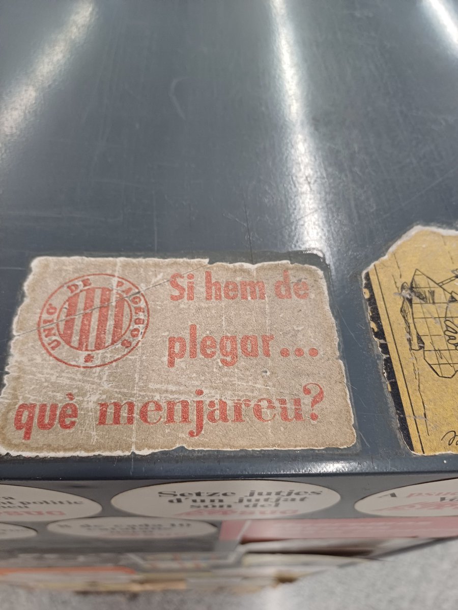 Moltes, com ara aquesta que parla del preu del raïm o de què menjarem si pleguen els pagesos, són malauradament ben actuals. Fa pocs mesos els pagesos es van manifestar amb consignes ben semblants. <a href="/PagesosGPS/">Pagesos GPS</a> <a href="/assembleapagesa/">Assemblea Pagesa</a>