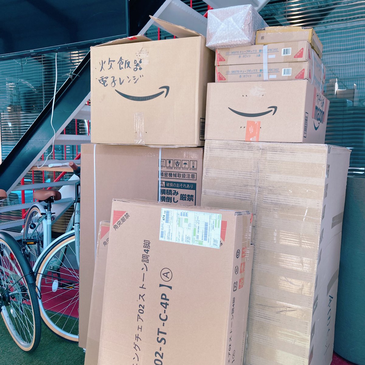 来年1月に新たな外国人実習生を迎えます✨
住居関係は会社で確保する決まりとなっており、準備開始🏠

続々と荷物が届く中…洗濯機が2つ？🤔
なんと注文ミスが発覚😂❗️

この日の社長はオシャレなスーツでしたよ😁
レアリティ高めです🌈✨

#株式会社アクト #アクトデザイン
#大津 #内装 #大津内装