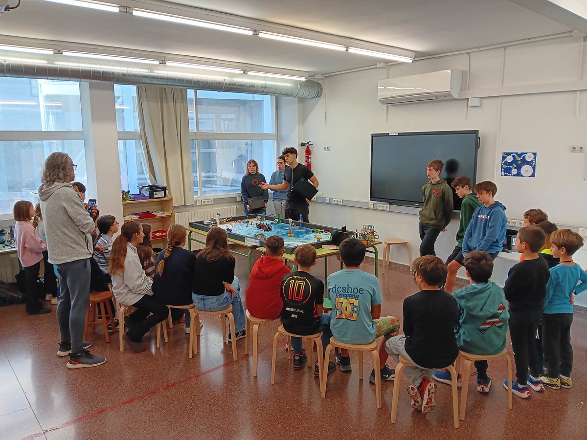 ernytomas's tweet photo. Tornem a compartir coneixements de robòtica a escola Itaca amb alumnes de @INSPedralbes . Fem xarxa entre alumnes https://t.co/nXmPzkoKdt