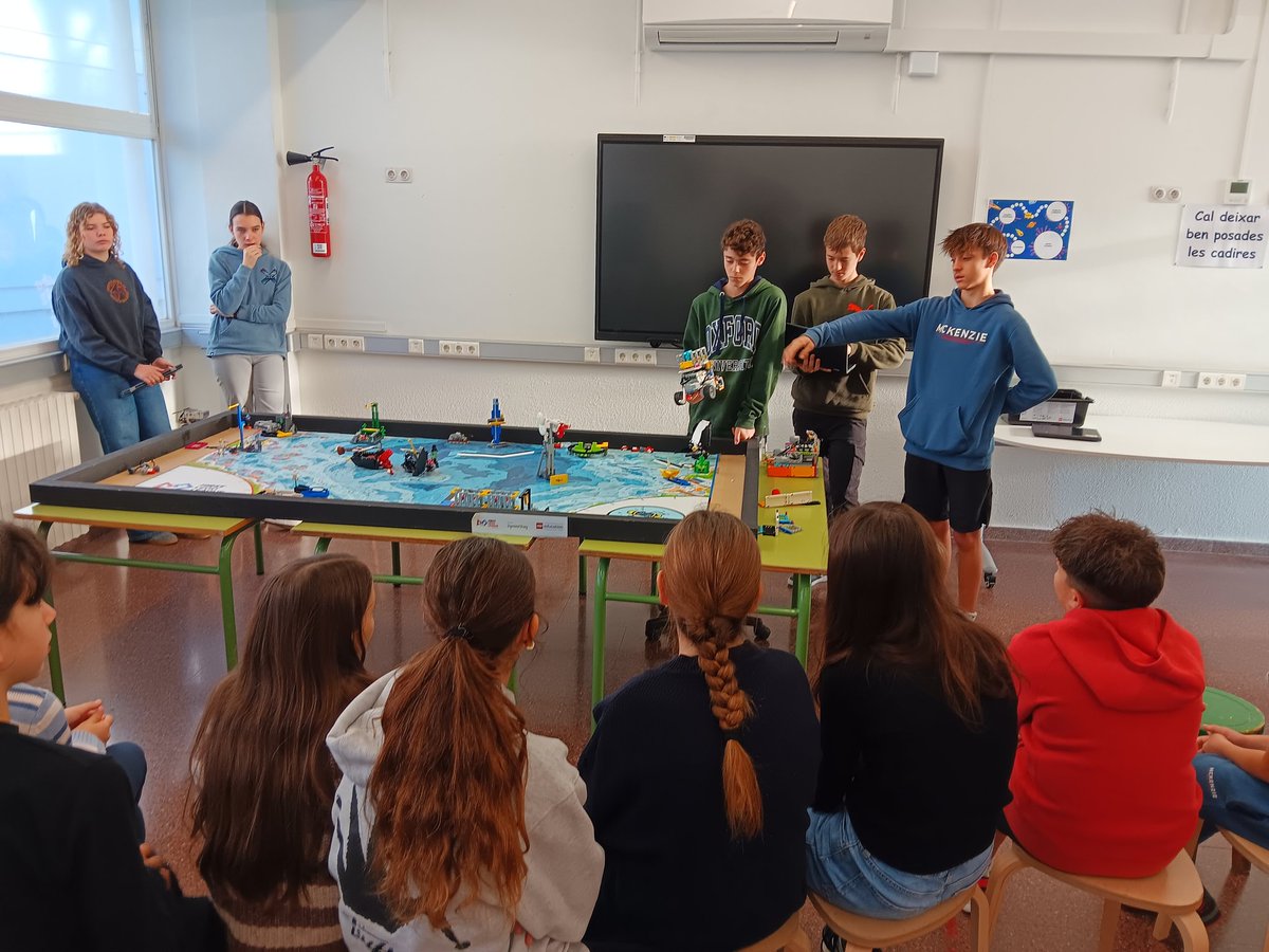 ernytomas's tweet photo. Tornem a compartir coneixements de robòtica a escola Itaca amb alumnes de @INSPedralbes . Fem xarxa entre alumnes https://t.co/nXmPzkoKdt