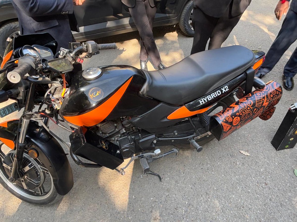 driiv_delhi's tweet photo. Paving the way for sustainable 2-wheeler mobility!

DRIIV explores an innovative EV hybrid kit for bikes, a game-changing approach to greening the sector. With great potential to revolutionize urban commutes, this solution aligns perfectly with our vision for cleaner, greener cities.
Thank you, KARISHMA GLOBAL VENTURES LLP, for the insightful demo and for driving innovation toward a sustainable future! 

#SustainableMobility #GreenTech #EVInnovation 

@PrinSciAdvGoI @DrVishalChoudh3 @MisraShipra 
@dawn_amrita @thearvindiyers @KrishnGaur @KGVllp @usinghal