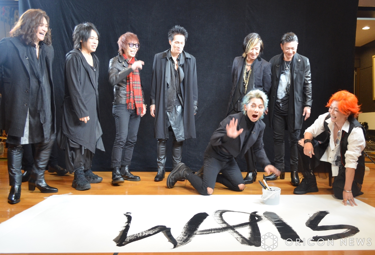 oricon's tweet photo. SOPHIA ☓ SIAM SHADE によるユニット
“SIAM SOPHIA”が本格始動❗️

デビューから30年、ついに初共演🎸
初めて一堂に会しアー写撮影＆ロゴ制作

松岡充「もう、奇跡だなって」
https://t.co/gYLkHlSZmf

#SIAMSOPHIA @SOPHIA_OFFICIAL @mitsurumatsuoka　@hideki_dkks https://t.co/85hxZ7NUuU