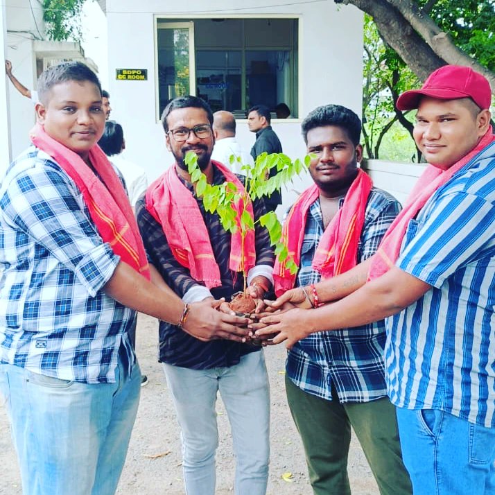 KiranSanagala's tweet photo. పవన్ కళ్యాణ్ గారి ఆదేశాలు మేరకు మొక్కలు నాటే ప్రోగ్రామ్ లో ప్రకాశంజిల్లా ఒంగోలులోని #DSPoffice #2 Townpolicestation #RDOoffice #collecteroffice లో మొక్కలు నాటగా @DSP గారు మరియు @2town సిఐ గారు చాల అందంగా ఆహ్వానించి సహకరించారు @PawanKalyan
#Mahayuti #BJP4Maharashtra #MaharashtraCM https://t.co/jAgIltAJtu