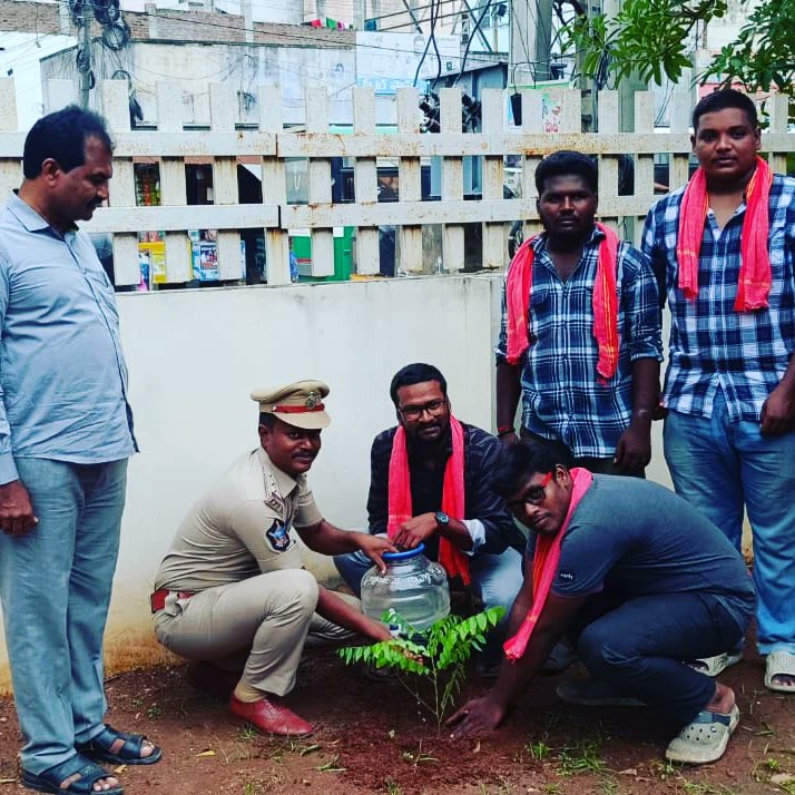 KiranSanagala's tweet photo. పవన్ కళ్యాణ్ గారి ఆదేశాలు మేరకు మొక్కలు నాటే ప్రోగ్రామ్ లో ప్రకాశంజిల్లా ఒంగోలులోని #DSPoffice #2 Townpolicestation #RDOoffice #collecteroffice లో మొక్కలు నాటగా @DSP గారు మరియు @2town సిఐ గారు చాల అందంగా ఆహ్వానించి సహకరించారు @PawanKalyan
#Mahayuti #BJP4Maharashtra #MaharashtraCM https://t.co/jAgIltAJtu