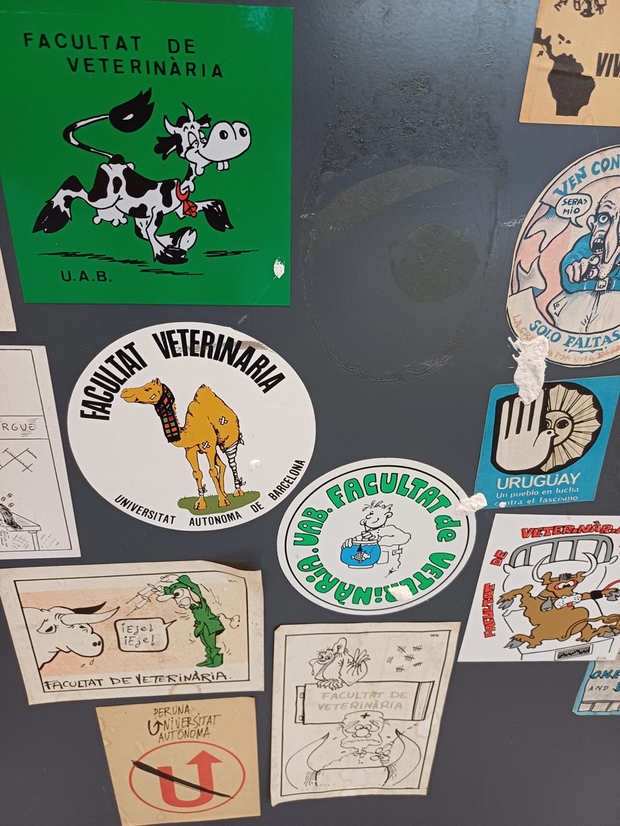 D'altres són enganxines de la <a href="/UABveterinaria/">Facultat de Veterinària de la UAB</a>, ben simpàtiques. Sigui com sigui, veniu a fer-hi un cop d'ull i estigueu ben atents: aviat farem una activitat relacionada amb aquest arxivador! Gràcies <a href="/ECastells/">Eva Castells</a> per haver-lo portat.