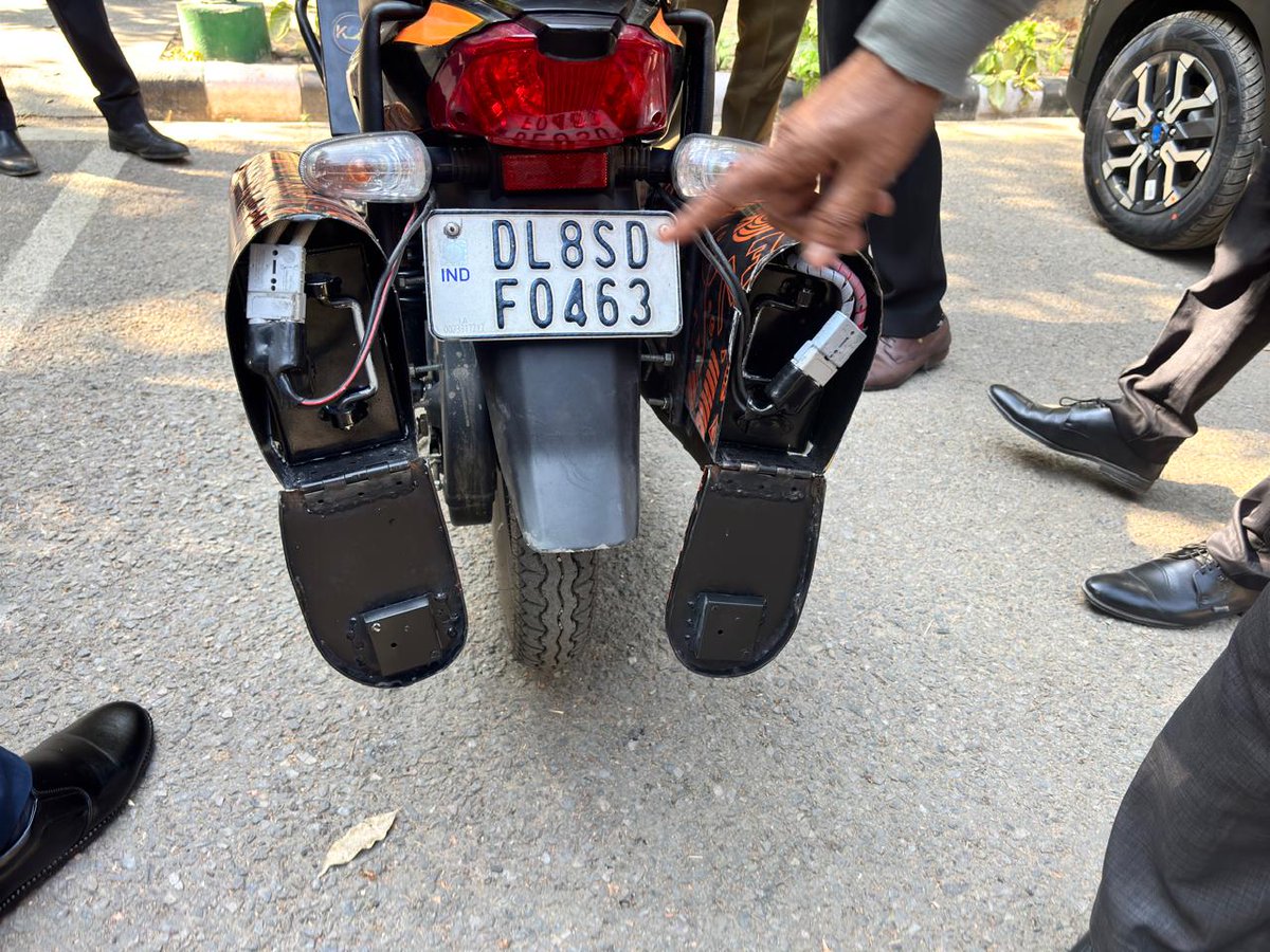 driiv_delhi's tweet photo. Paving the way for sustainable 2-wheeler mobility!

DRIIV explores an innovative EV hybrid kit for bikes, a game-changing approach to greening the sector. With great potential to revolutionize urban commutes, this solution aligns perfectly with our vision for cleaner, greener cities.
Thank you, KARISHMA GLOBAL VENTURES LLP, for the insightful demo and for driving innovation toward a sustainable future! 

#SustainableMobility #GreenTech #EVInnovation 

@PrinSciAdvGoI @DrVishalChoudh3 @MisraShipra 
@dawn_amrita @thearvindiyers @KrishnGaur @KGVllp @usinghal