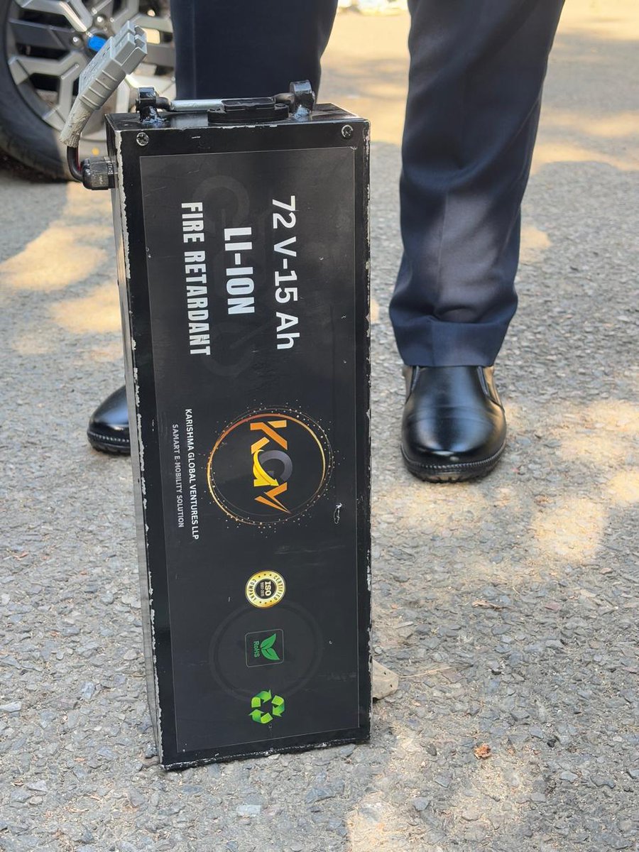 driiv_delhi's tweet photo. Paving the way for sustainable 2-wheeler mobility!

DRIIV explores an innovative EV hybrid kit for bikes, a game-changing approach to greening the sector. With great potential to revolutionize urban commutes, this solution aligns perfectly with our vision for cleaner, greener cities.
Thank you, KARISHMA GLOBAL VENTURES LLP, for the insightful demo and for driving innovation toward a sustainable future! 

#SustainableMobility #GreenTech #EVInnovation 

@PrinSciAdvGoI @DrVishalChoudh3 @MisraShipra 
@dawn_amrita @thearvindiyers @KrishnGaur @KGVllp @usinghal