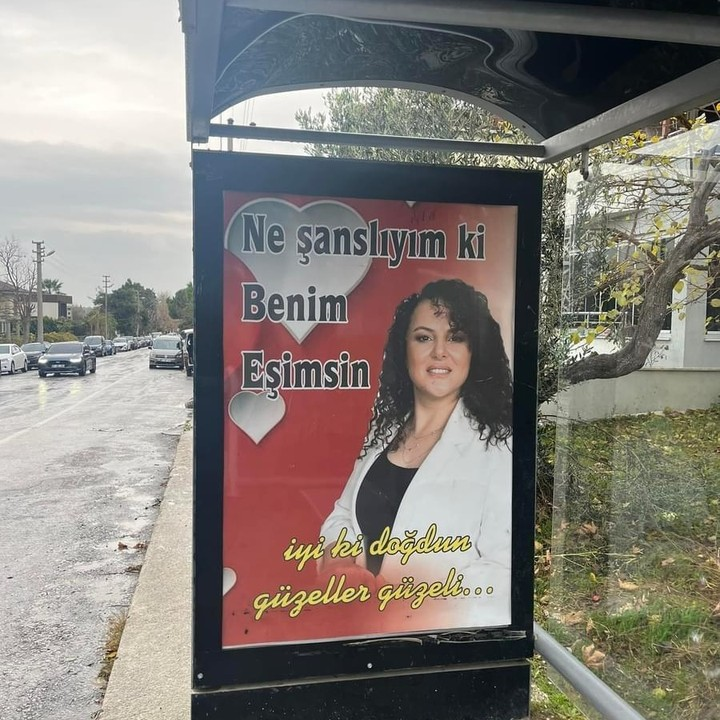 pusholder's tweet photo. Çanakkale'de bir koca, eşinin doğum gününü otobüs duraklarına ilan vererek kutladı. https://t.co/lGJMHZuXnU