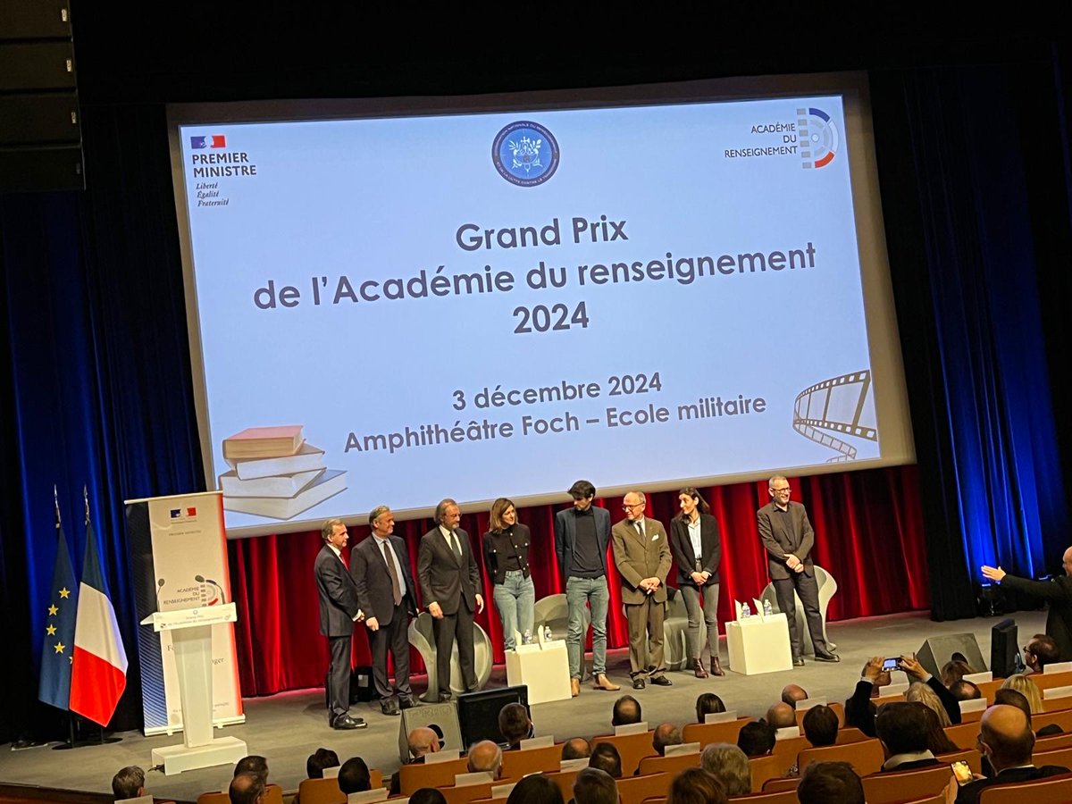 Hier, le Préfet Pascal Mailhos, coordinateur du renseignement à <a href="/Elysee/">Élysée</a> m’a remis le Grand prix du renseignement pour "État secret, État clandestin." <a href="/Gallimard/">Gallimard</a>. C'est un grand honneur. Merci aux 15 membres du jury, universitaires et institutionnels.
<a href="/SciencesPoSGL/">Sciences Po Saint-Germain</a>