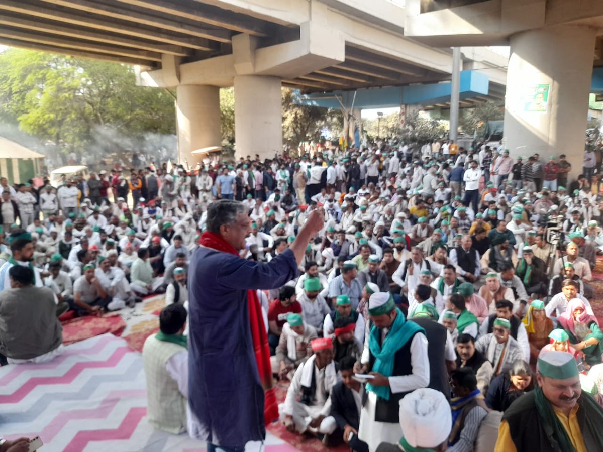 Arrests Shall Not Deter Us! Protest continues at Greater NOIDA despite arrests, threats and detention. 

General Secretary Comrade Vijoo Krishnan addresses the Mahapanchayat in the aftermath of yesterday's mass arressts of SKM leaders at the Delhi-Noida border. (1/2)